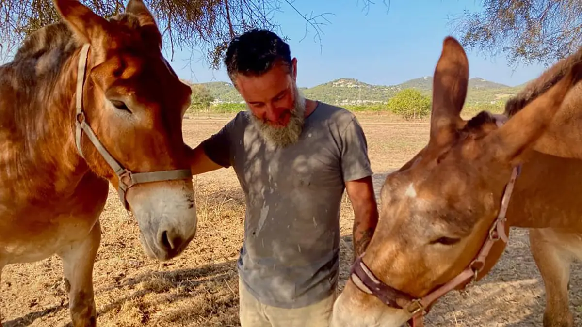 Roberto Contaldo con caballos de Equitracción